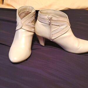 Snake skin detail Cream leather